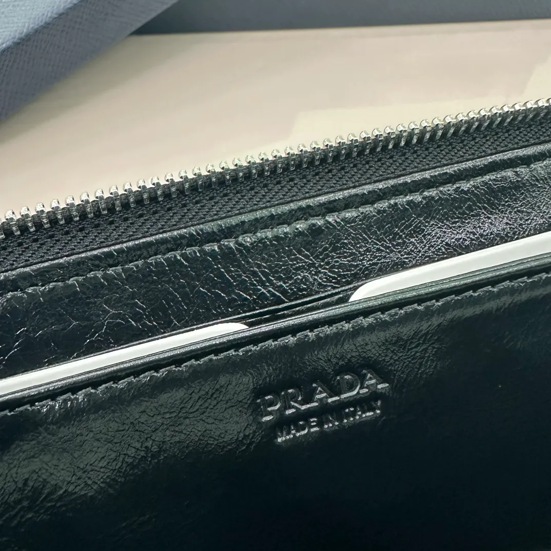 P640 [Top original order] PRADA's new single zipper wallet💼The latest style at the counter, simple and fashionable, synchronized with the official website, genuine development, model 2ML059, internal code 164 OEM code💋 This practical wallet is made of glossy leather. It has a large internal space, outlines smooth lines and classic geometric patterns, and highlights a refined and elegant modern style. It has 6 card slots, 2 receipt compartments, and 2 document pockets. 🏅️🏅️🏅️Size: 20cm*10.3cm