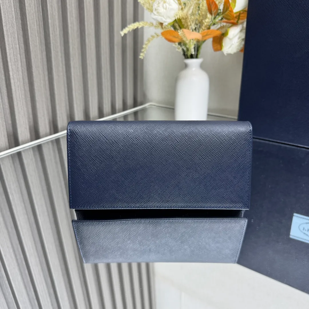 P480 [Top original order] PRADA suit clip wallet 💼Classic, model 2MV836, internal code 164 OEM code 💋 The characteristic of this long wallet is that it is made of Saffiano leather and is decorated with an enameled triangle logo on the front. Open slightly to reveal 1 zippered pocket, fabric lining and 13 card pockets. One banknote compartment, one zipper bag, four ID pockets, thirteen card pockets🏅️🏅️🏅️Dimensions: length 19cm, height 9.5cm