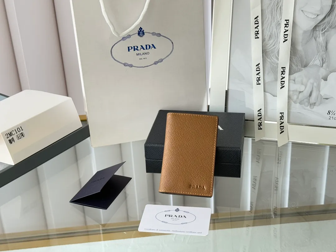 Prada cross pattern unisex card holder, can be placed in pockets, bags, and can be held in the hand. Made of cross pattern imported calfskin, pocket card holder, can hold change, 6 card slots, simple, elegant and fashionable. Model 2MC101, color as shown in the picture, size 11×7cm, original quality