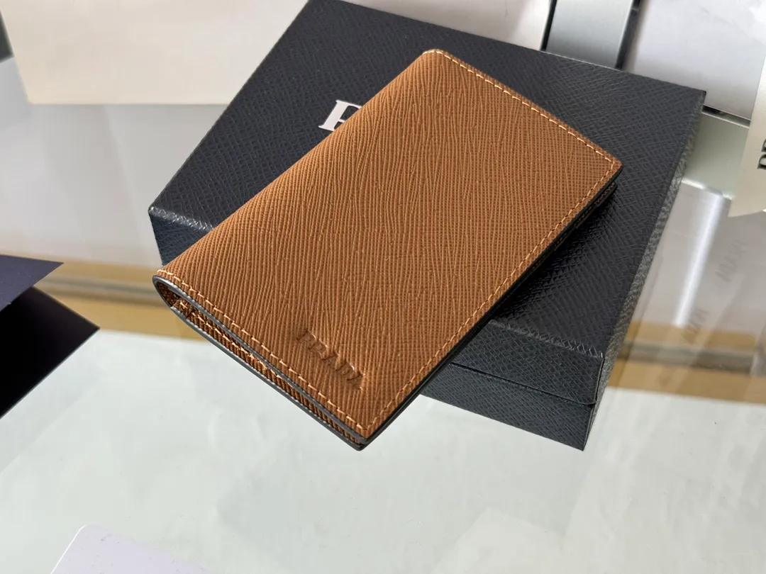 Prada cross pattern unisex card holder, can be placed in pockets, bags, and can be held in the hand. Made of cross pattern imported calfskin, pocket card holder, can hold change, 6 card slots, simple, elegant and fashionable. Model 2MC101, color as shown in the picture, size 11×7cm, original quality