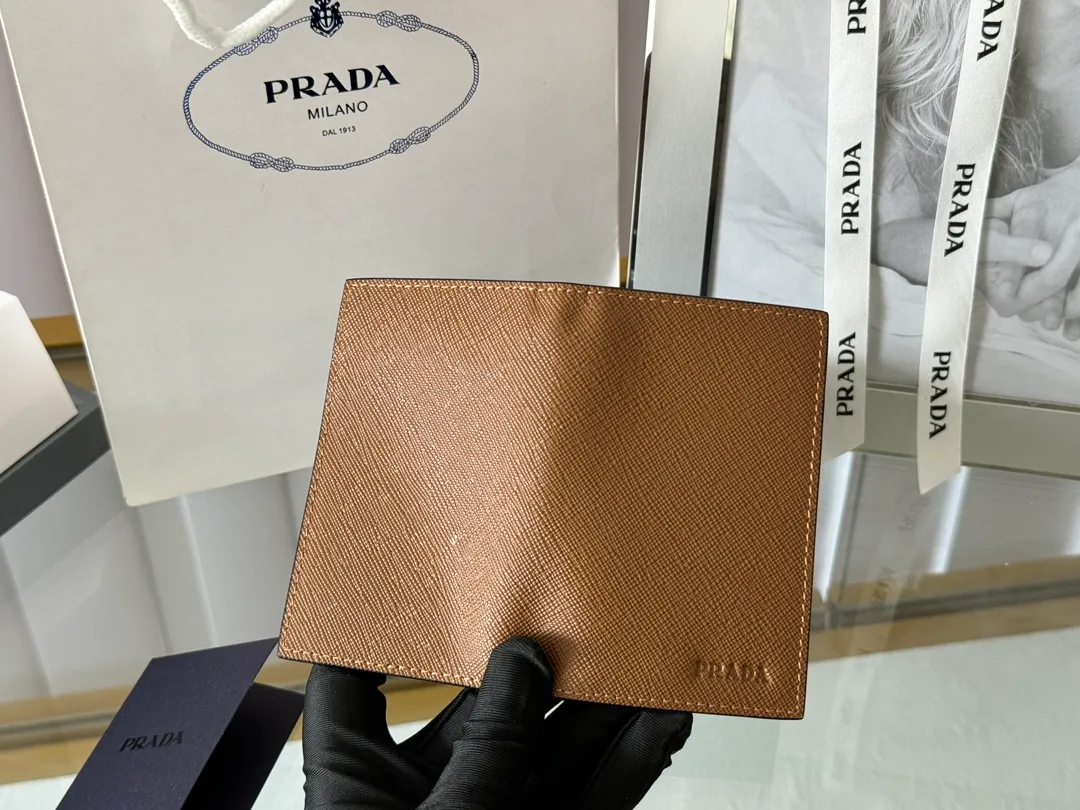 Prada cross pattern unisex card holder, can be placed in pockets, bags, and can be held in the hand. Made of cross pattern imported calfskin, pocket card holder, can hold change, 6 card slots, simple, elegant and fashionable. Model 2MC101, color as shown in the picture, size 11×7cm, original quality