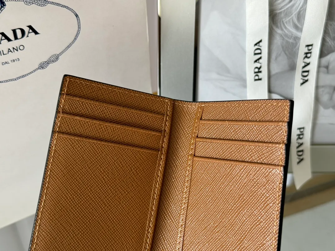 Prada cross pattern unisex card holder, can be placed in pockets, bags, and can be held in the hand. Made of cross pattern imported calfskin, pocket card holder, can hold change, 6 card slots, simple, elegant and fashionable. Model 2MC101, color as shown in the picture, size 11×7cm, original quality