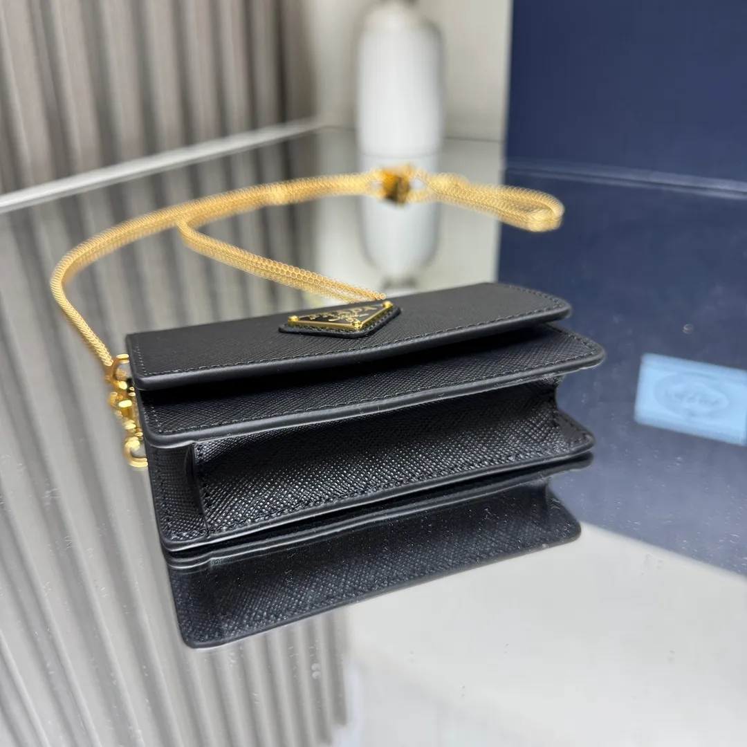 P560 [Top original order] Prada's new chain card holder 💼Model 1MR034, 164 OEM code ✨ This exquisite and versatile flip card holder is equipped with a detachable chain shoulder strap, which adds gorgeous style and is easy to carry in a variety of ways. A metal lettering logo adorns the front of the Saffiano leather jacket. Saffiano leather, the brand's signature material, features a chic cross-hatch texture and waxed finish. Snap button closure, enameled metal triangle logo, two card slots Moiré and Saffiano leather lining, detachable chain shoulder strap 🏅️🏅️🏅️Size: 11.5*8*2.5cm