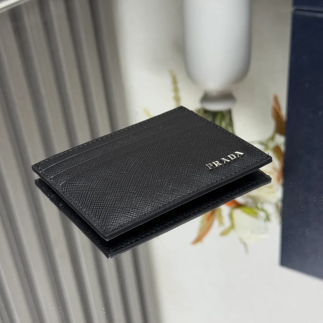 P340 [Top Original] PRADA's new card holder💼Model 2MC223, inner code 164 OEM code💋 This Saffiano leather card holder is equipped with six card slots, a main pocket and fabric lining. The Prada enamel triangle logo at the bottom corner highlights the brand's style. 🏅️🏅️🏅️Size: length 10cm*height 8cm