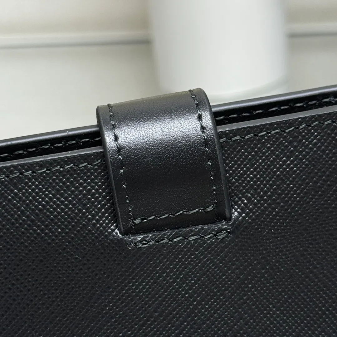 P440 [Top original order] PRADA's new wallet💼Classic, simple and fashionable, authentic development, model 1MV204, internal code 164 OEM code💋This simple and elegant small wallet is made of smooth leather and Saffiano leather. Saffiano leather has a cross-hatched texture and is Prada’s signature material. The wallet has a simple and elegant design, equipped with multiple compartments and pockets. The iconic enamel triangle logo decorates the closure, highlighting the brand style🏅️🏅️🏅️Size: 11.2*8.5cm