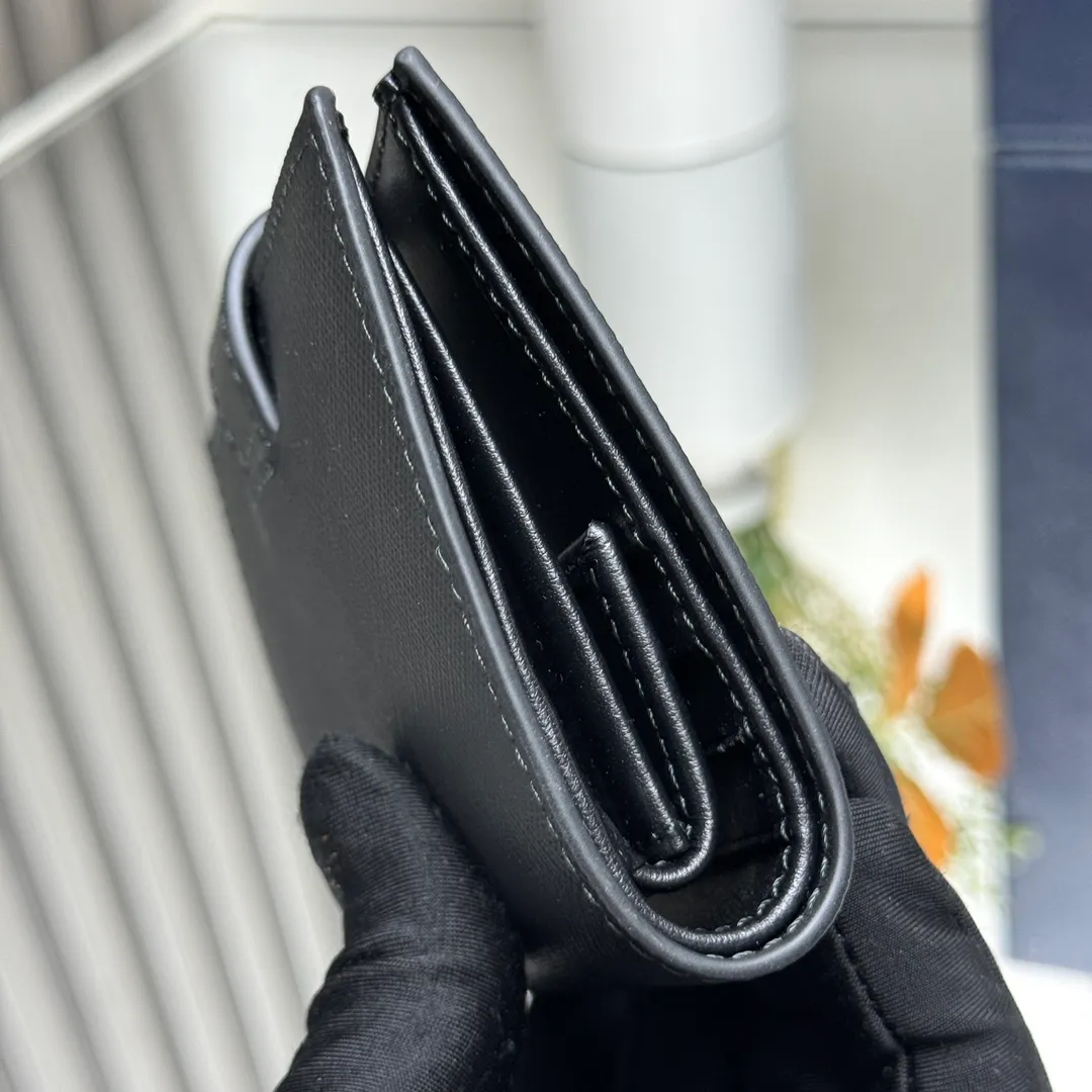 P440 [Top original order] PRADA's new wallet💼Classic, simple and fashionable, authentic development, model 1MV204, internal code 164 OEM code💋This simple and elegant small wallet is made of smooth leather and Saffiano leather. Saffiano leather has a cross-hatched texture and is Prada’s signature material. The wallet has a simple and elegant design, equipped with multiple compartments and pockets. The iconic enamel triangle logo decorates the closure, highlighting the brand style🏅️🏅️🏅️Size: 11.2*8.5cm