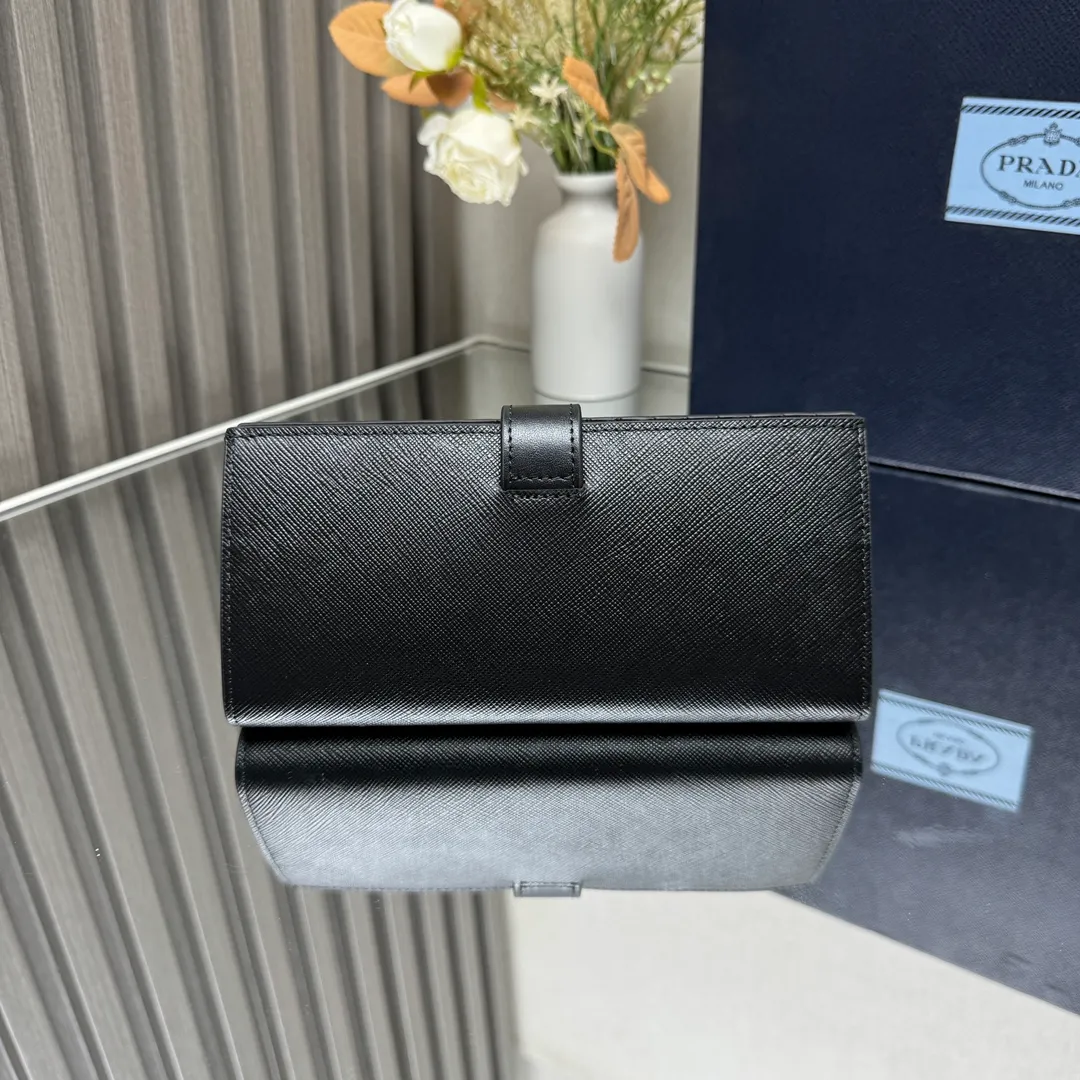 P500 [Top original order] PRADA's new suit clip wallet💼Classic, simple and fashionable, synchronized with the official website, genuine development, model number 1MV025, internal code 164 OEM code💋 Smooth leather and Saffiano leather details meet to create this exquisite long wallet. Saffiano leather has a cross-hatched texture and is Prada’s signature material. The design is simple and elegant, equipped with multiple compartments and pockets, and the iconic enameled triangle logo decoration highlights the brand style. One bill compartment, nine card slots, three internal pockets, internal zippered coin compartment🏅️🏅️🏅️Dimensions: Length 18cm Height 9cm