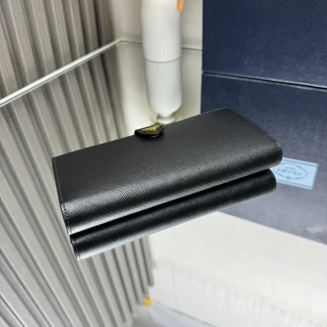 P500 [Top original order] PRADA's new suit clip wallet💼Classic, simple and fashionable, synchronized with the official website, genuine development, model number 1MV025, internal code 164 OEM code💋 Smooth leather and Saffiano leather details meet to create this exquisite long wallet. Saffiano leather has a cross-hatched texture and is Prada’s signature material. The design is simple and elegant, equipped with multiple compartments and pockets, and the iconic enameled triangle logo decoration highlights the brand style. One bill compartment, nine card slots, three internal pockets, internal zippered coin compartment🏅️🏅️🏅️Dimensions: Length 18cm Height 9cm