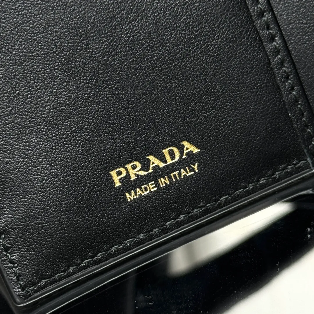 P500 [Top original order] PRADA's new suit clip wallet💼Classic, simple and fashionable, synchronized with the official website, genuine development, model number 1MV025, internal code 164 OEM code💋 Smooth leather and Saffiano leather details meet to create this exquisite long wallet. Saffiano leather has a cross-hatched texture and is Prada’s signature material. The design is simple and elegant, equipped with multiple compartments and pockets, and the iconic enameled triangle logo decoration highlights the brand style. One bill compartment, nine card slots, three internal pockets, internal zippered coin compartment🏅️🏅️🏅️Dimensions: Length 18cm Height 9cm