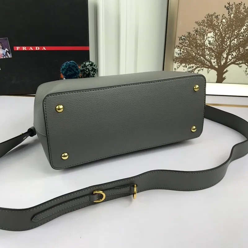 All categories Official website "Brand Women's Bags" Women's Bags 💙 PRADA 2022 official new Prada calfskin handbag wholesale 58002500 High quality Size: 30-22-13CM
