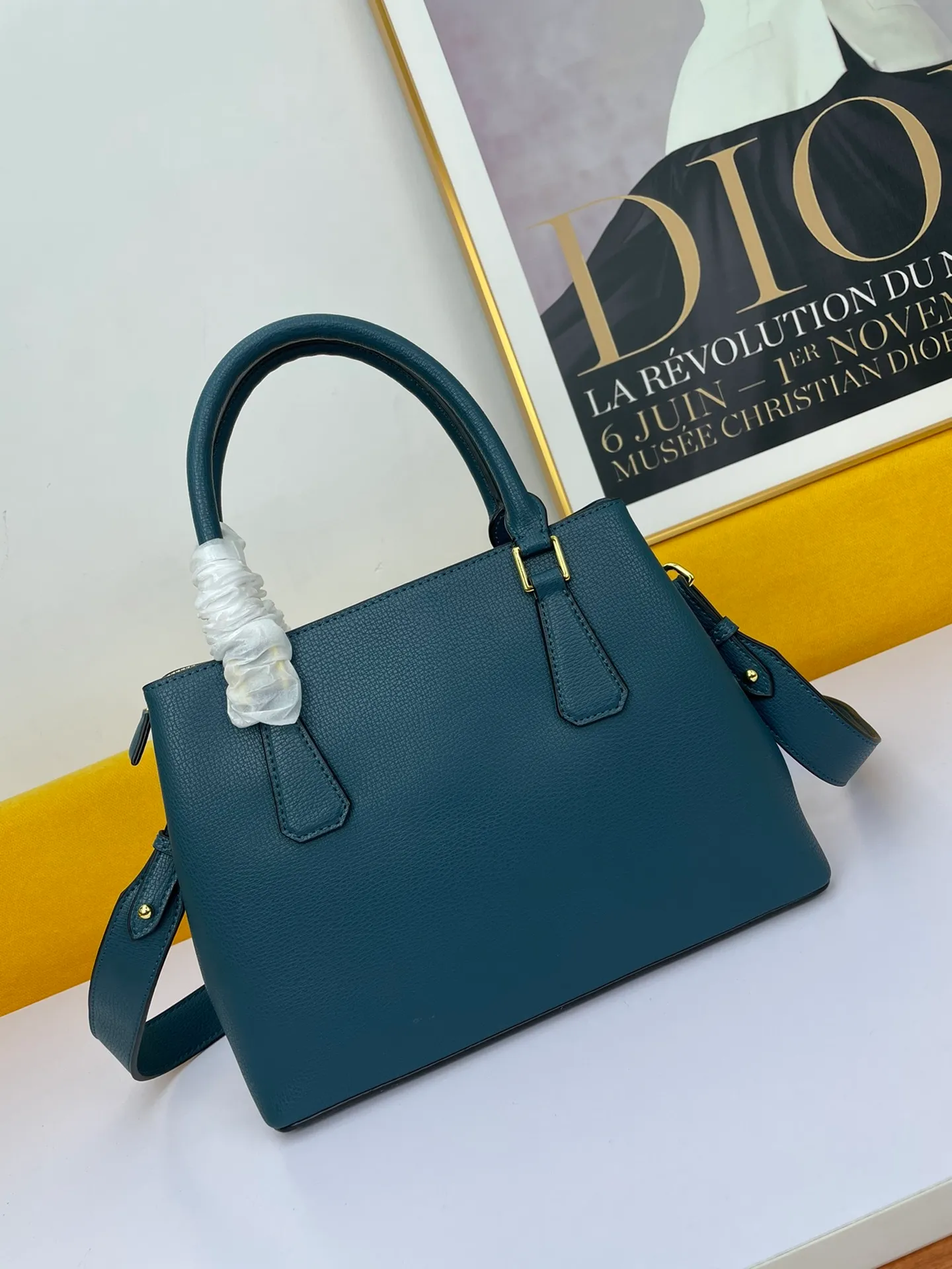 All categories Official website "Brand Women's Bags" Women's Bags 💙 PRADA 2022 official new Prada calfskin handbag wholesale 58002500 High quality Size: 30-22-13CM
