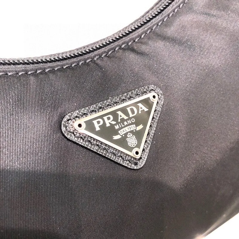 All categories Official website "Brand Women's Bags" Women's Bags 💙 PRADA 2022 official new Prada armpit bag wholesale Original order quality 58001500 Size: 22-17-6Cm