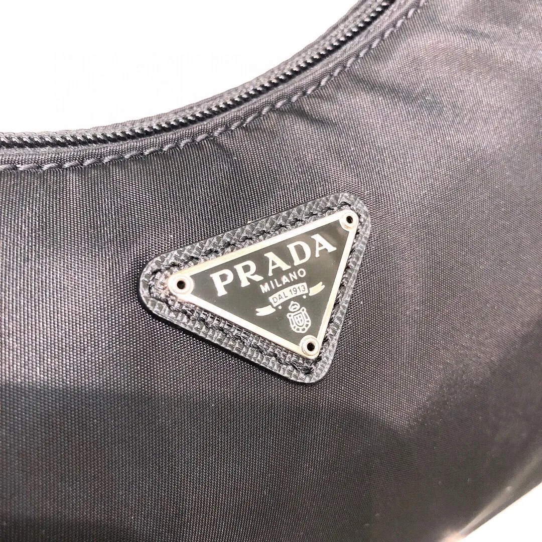 All categories Official website "Brand Women's Bags" Women's Bags 💙 PRADA 2022 official new Prada armpit bag wholesale Original order quality 58001500 Size: 22-17-6Cm