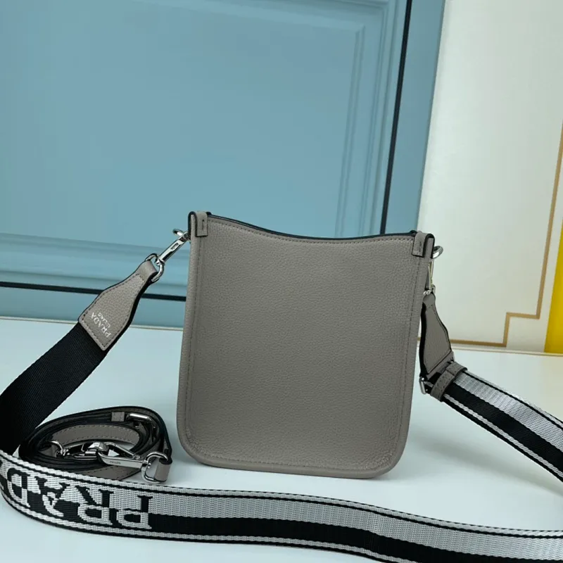 All categories Official website "Brand Women's Bags" Women's Bags 💙 PRADA 2022 Official New Prada Crossbody Bag Wholesale 58001700 High Quality Size: 19-6-20CM
