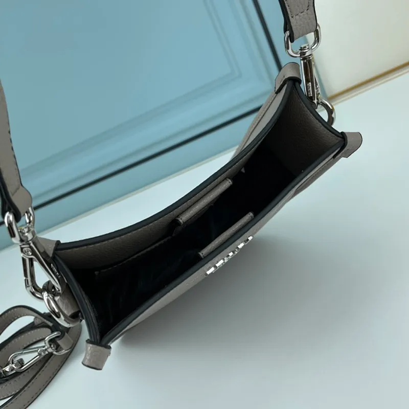 All categories Official website "Brand Women's Bags" Women's Bags 💙 PRADA 2022 Official New Prada Crossbody Bag Wholesale 58001700 High Quality Size: 19-6-20CM