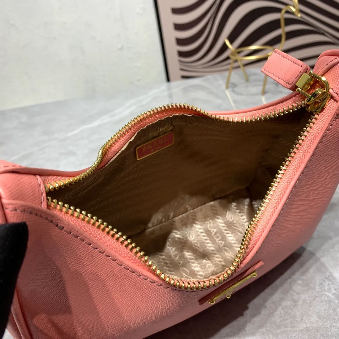 All Categories Official Website "Brand Women's Bags" Women's Bags 💙 PRADA Prada 2022 counter latest hobo women's full leather armpit bag 1BH307 is made of cross-grain cowhide imported from Italy, triangle brand metal hardware, equipped with a small tag keychain, 80 cm adjustable shoulder strap, single shoulder + crossbody + handheld multi-functional carrying method, cloth lining, 175 OEM code. size: