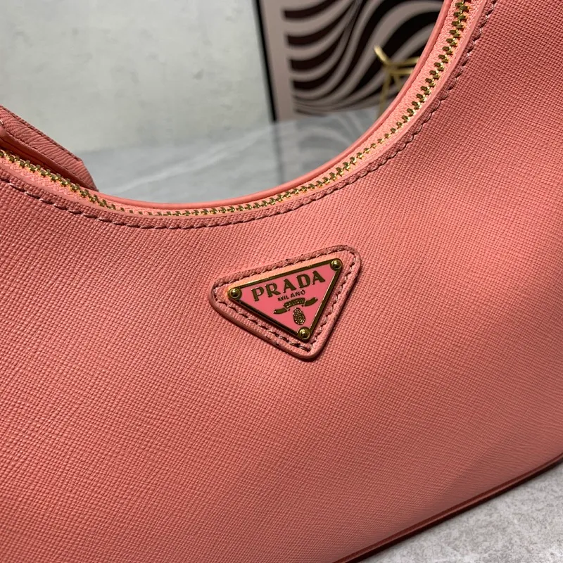 All Categories Official Website "Brand Women's Bags" Women's Bags 💙 PRADA Prada 2022 counter latest hobo women's full leather armpit bag 1BH307 is made of cross-grain cowhide imported from Italy, triangle brand metal hardware, equipped with a small tag keychain, 80 cm adjustable shoulder strap, single shoulder + crossbody + handheld multi-functional carrying method, cloth lining, 175 OEM code. size: