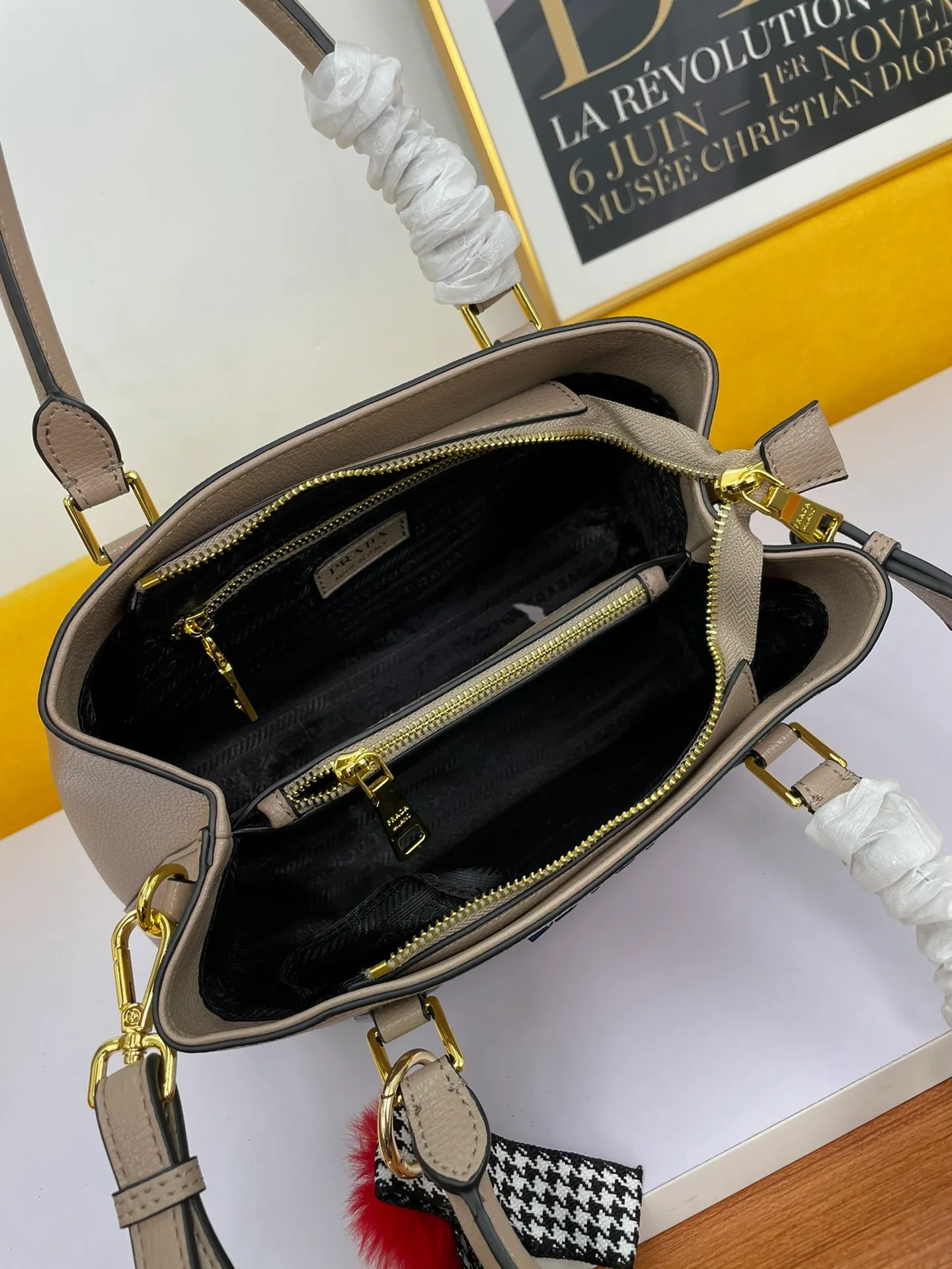All categories Official website "Brand Women's Bags" Women's Bags 💙 PRADA 2022 official new Prada calfskin handbag wholesale 58002500 High quality Size: 30-22-13CM