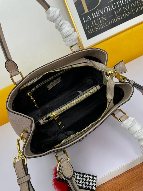 All categories Official website "Brand Women's Bags" Women's Bags 💙 PRADA 2022 official new Prada calfskin handbag wholesale 58002500 High quality Size: 30-22-13CM