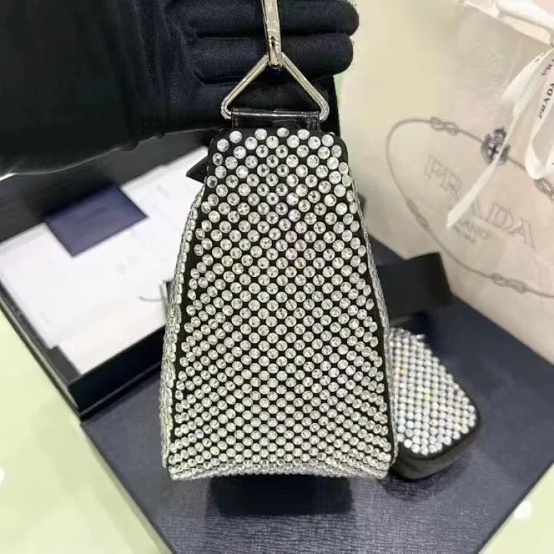 All categories Official website "Brand Women's Bags" Women's Bags 💙 PRADA 2022 official new Prada crossbody bag wholesale Original order quality 58004100 Size: 26-14-12Cm