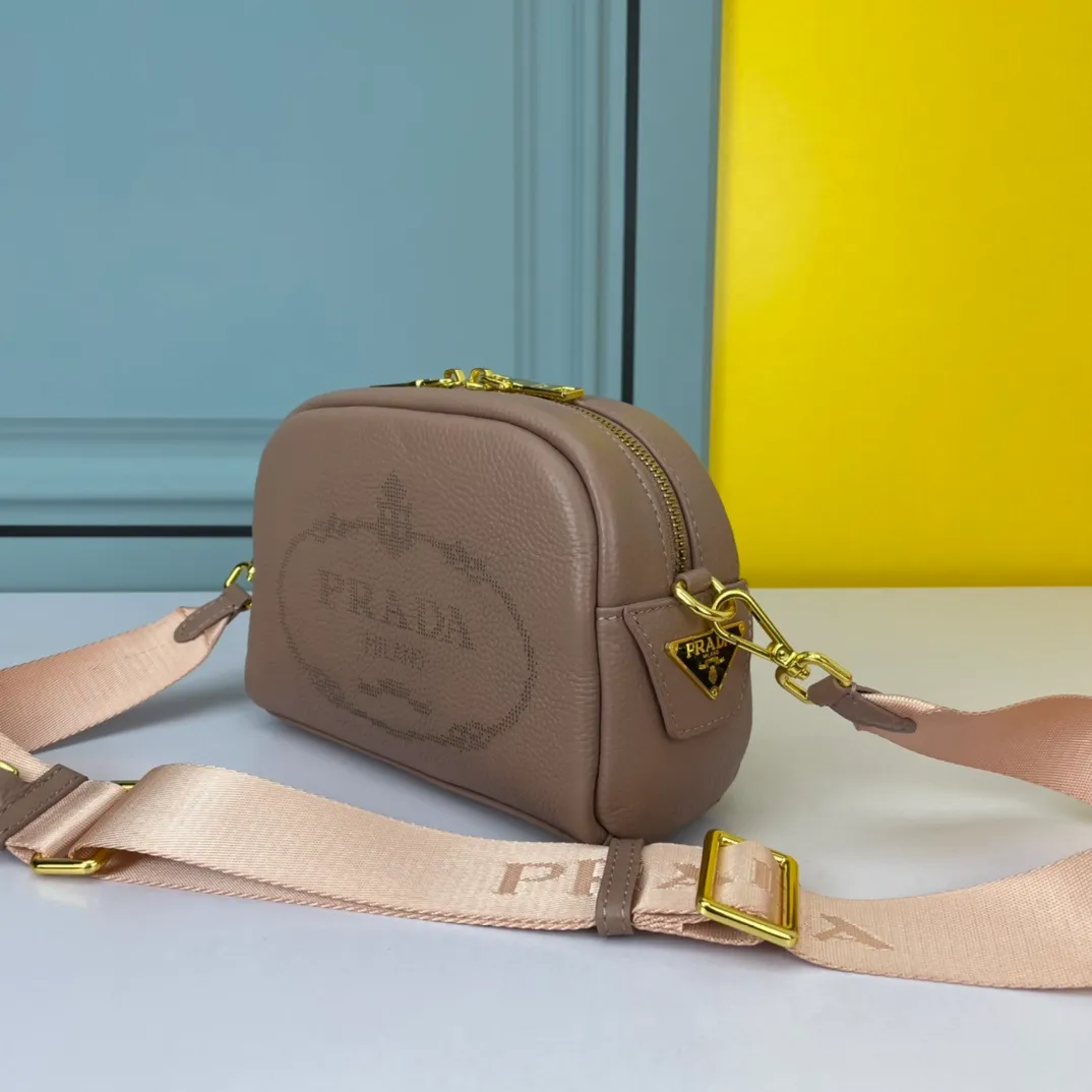 All categories Official website "Brand Women's Bags" Women's Bags 💙 PRADA replica PRADA, fine imitation PRADA bags, PRADA shoulder bags, 2023 official latest version PRADA cowhide camera bag, bag factory, original material, size: 21-14-8CM