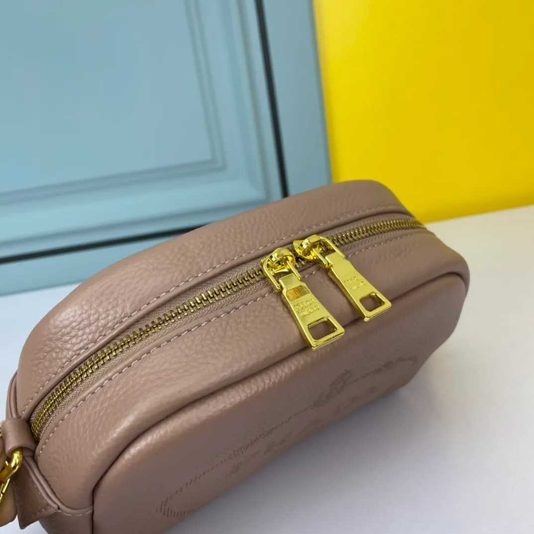 All categories Official website "Brand Women's Bags" Women's Bags 💙 PRADA replica PRADA, fine imitation PRADA bags, PRADA shoulder bags, 2023 official latest version PRADA cowhide camera bag, bag factory, original material, size: 21-14-8CM