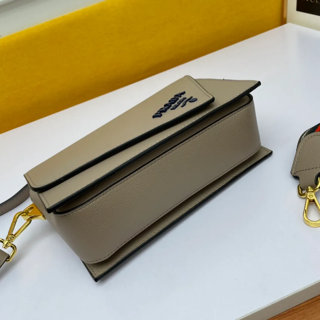 All categories Official website "Brand Women's Bags" Women's Bags 💙 PRADA 2022 official new Prada cowhide crossbody bag wholesale 58002300 High quality Size: 24-15-8CM