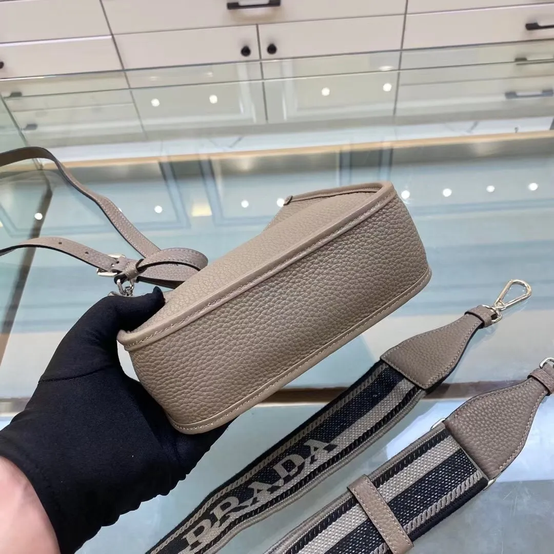 All categories Official website "Brand Women's Bags" Women's Bags 💙 PRADA 2022 official new Prada crossbody bag wholesale Original order quality 58005500 Size: 20-19-6Cm
