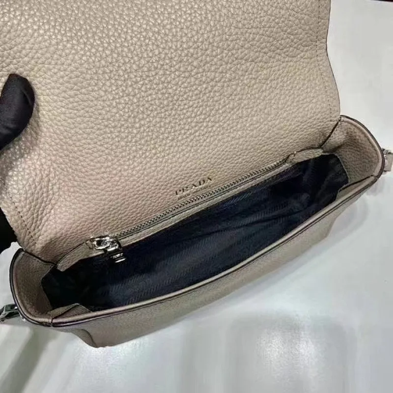 All categories Official website "Brand Women's Bags" Women's Bags 💙 PRADA 2022 official new Prada crossbody bag wholesale Original order quality 58005900 Size: 23-18-9Cm