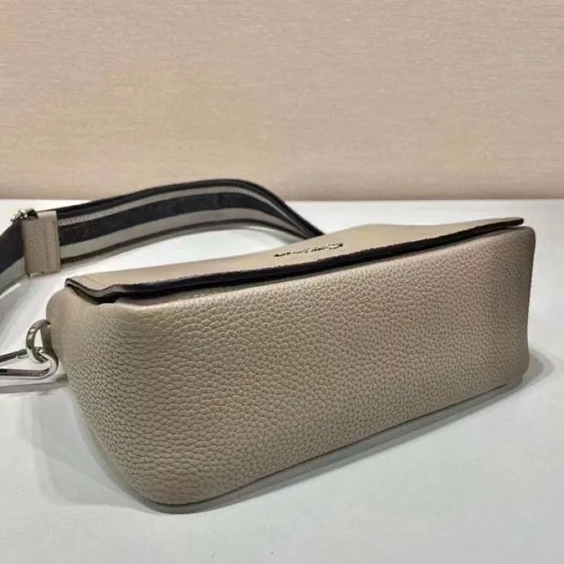 All categories Official website "Brand Women's Bags" Women's Bags 💙 PRADA 2022 official new Prada crossbody bag wholesale Original order quality 58005900 Size: 23-18-9Cm