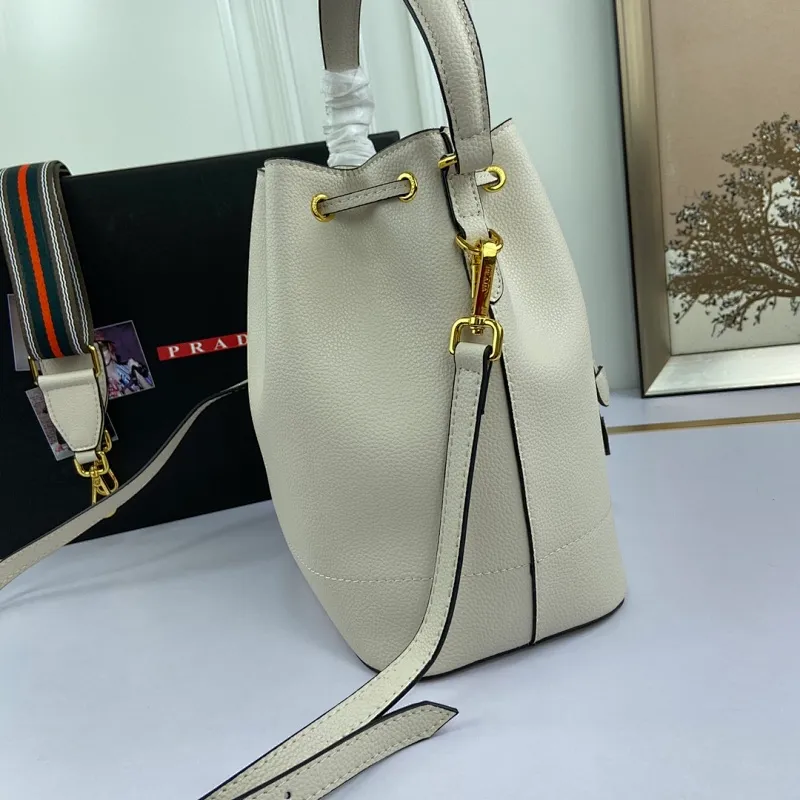 All categories Official website "Brand Women's Bags" Women's Bags 💙 PRADA 2022 official new Prada calfskin pebbled crossbody bag wholesale 58002300 High quality Size: 21-25-15CM