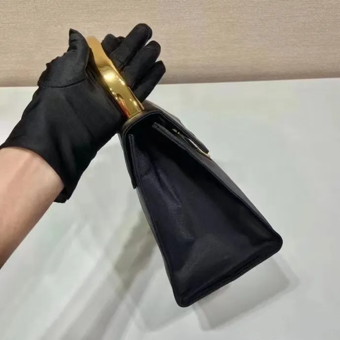 All categories Official website "Brand Women's Bags" Women's Bags 💙 PRADA 2022 official new Prada handbag wholesale Original order quality 58003800 Size: 21-17-12Cm