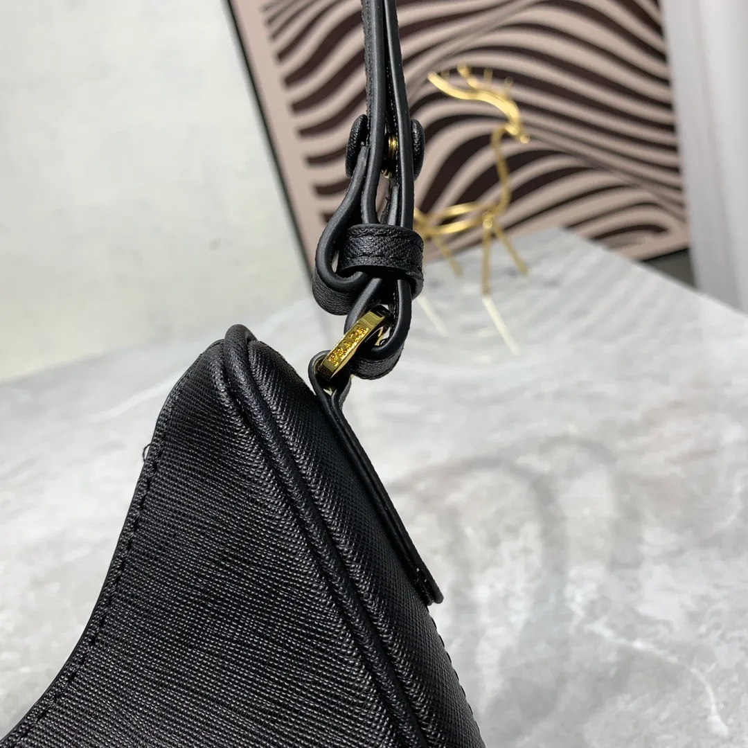 All Categories Official Website "Brand Women's Bags" Women's Bags 💙 PRADA Prada 2022 counter latest hobo women's full leather armpit bag 1BH307 is made of cross-grain cowhide imported from Italy, triangle brand metal hardware, equipped with a small tag keychain, 80 cm adjustable shoulder strap, single shoulder + crossbody + handheld multi-functional carrying method, cloth lining, 175 OEM code. size:
