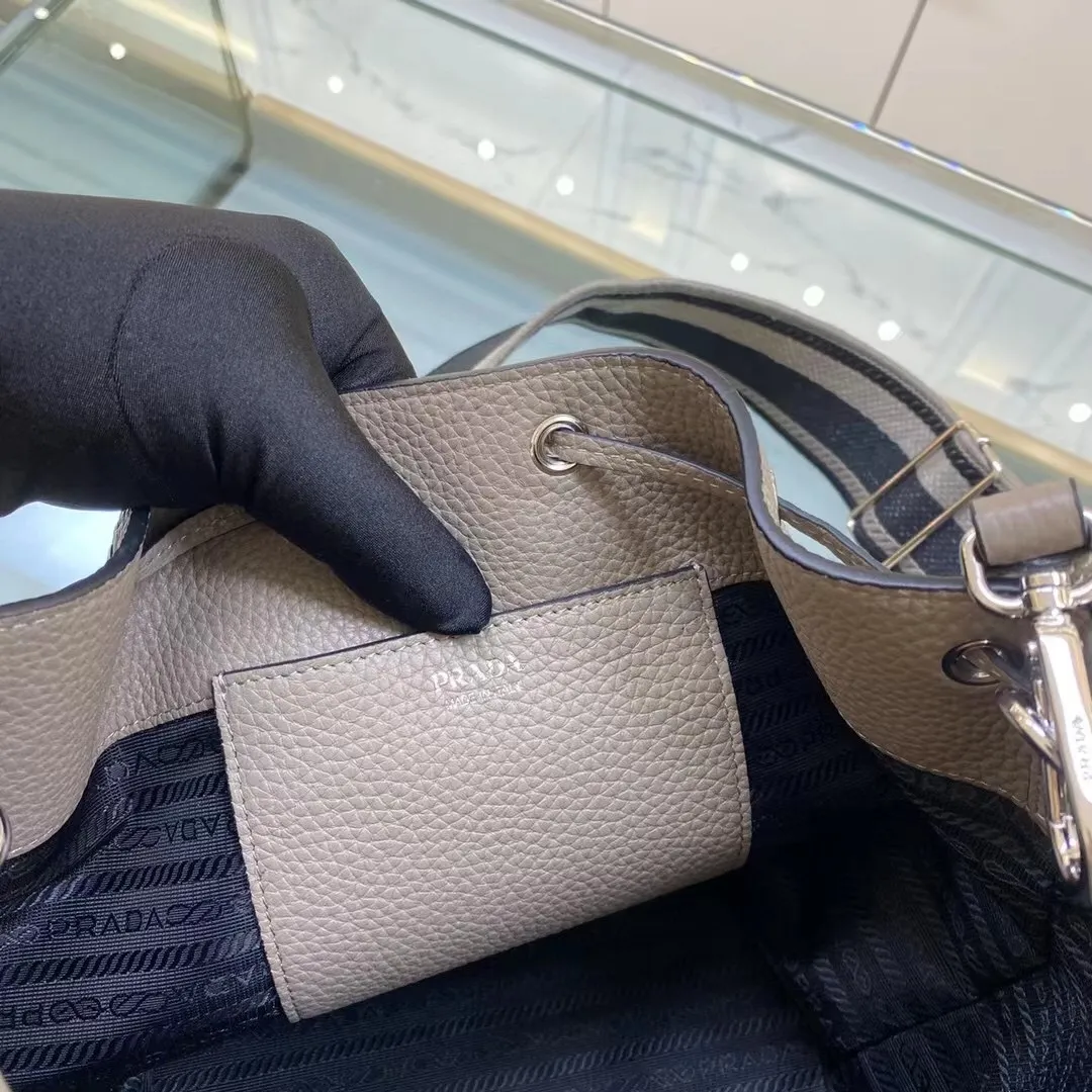 All categories Official website "Brand Women's Bags" Women's Bags 💙 PRADA 2022 Official New Prada Bucket Bag Wholesale Original Order Quality 58006000 Size: 20-25-14Cm