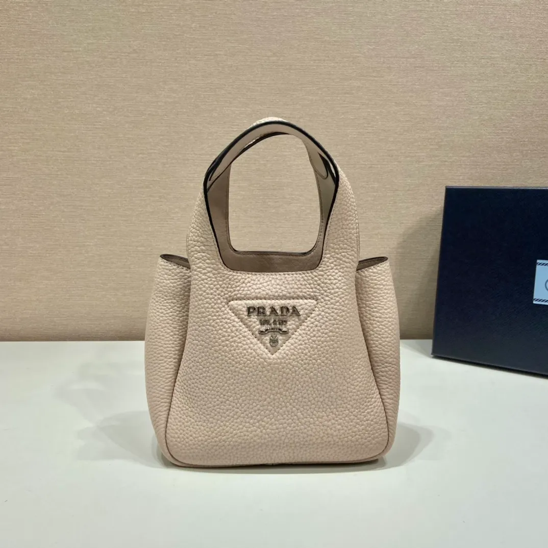 💰1520🎉mini vegetable basket🎉1BA349🎉🎉mini size😘😘 This mini vegetable basket is made of imported deerskin pattern, with imported lambskin inside. It has many grids and feels very soft/lightweight. The classic mini is good-looking and easy to use👏👏. The upper body effect is cute and cute. It’s so beautiful. Limited edition/popular model at the counter. Get it now🎉🎉 Length 18x Height 16x Bottom 10cm🎉🎉🎉👏👏👏
