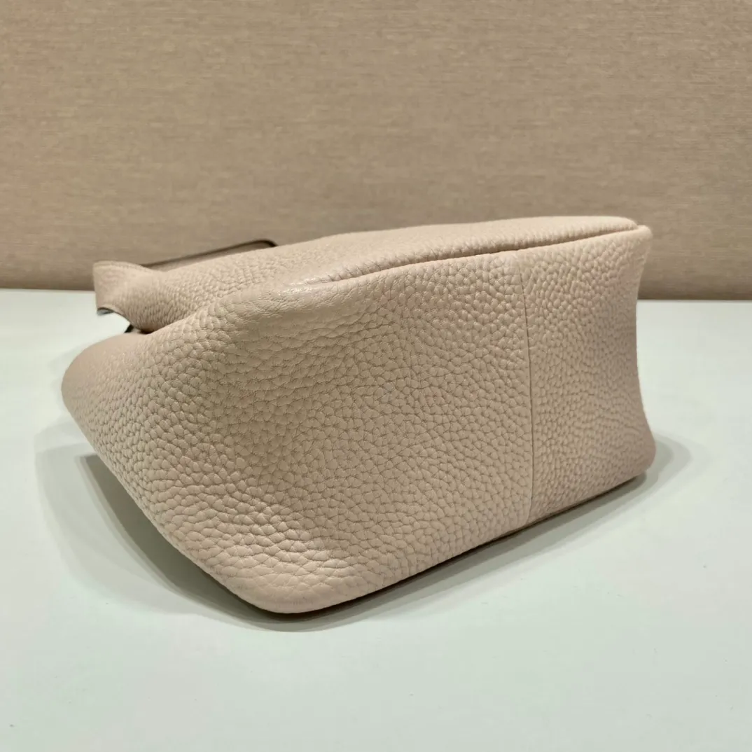 💰1520🎉mini vegetable basket🎉1BA349🎉🎉mini size😘😘 This mini vegetable basket is made of imported deerskin pattern, with imported lambskin inside. It has many grids and feels very soft/lightweight. The classic mini is good-looking and easy to use👏👏. The upper body effect is cute and cute. It’s so beautiful. Limited edition/popular model at the counter. Get it now🎉🎉 Length 18x Height 16x Bottom 10cm🎉🎉🎉👏👏👏