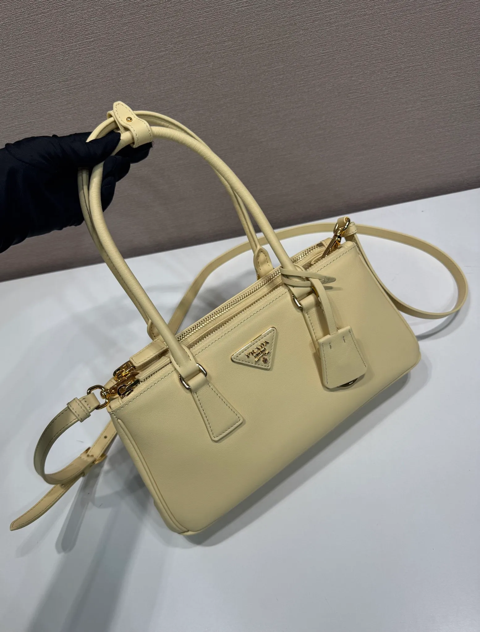 💰1700🎉 New killer bag 🎉 1BA457 new color 🎉🎉 This killer bag is made of imported calfskin, top-grade hardware, equipped with a detachable and adjustable long shoulder strap, large capacity space, and the upper body is very beautiful. Yes, it is back with double cleats, and it is another popular style that will never go out of style 🎉 Hurry up and get it 👏👏 Length 28x Height 14x Bottom 10.5cm👏👏👏💰💰💰