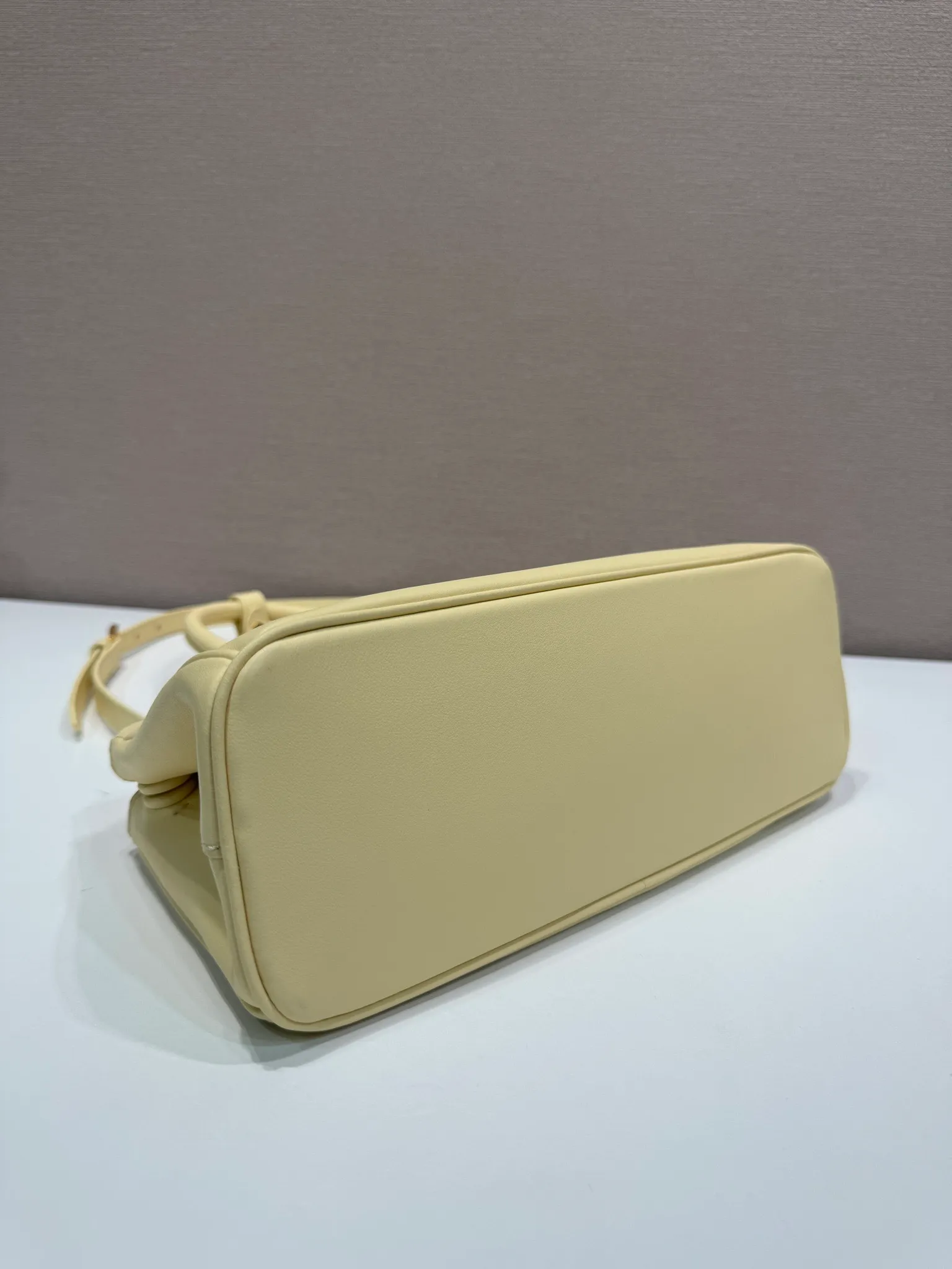 💰1700🎉 New killer bag 🎉 1BA457 new color 🎉🎉 This killer bag is made of imported calfskin, top-grade hardware, equipped with a detachable and adjustable long shoulder strap, large capacity space, and the upper body is very beautiful. Yes, it is back with double cleats, and it is another popular style that will never go out of style 🎉 Hurry up and get it 👏👏 Length 28x Height 14x Bottom 10.5cm👏👏👏💰💰💰