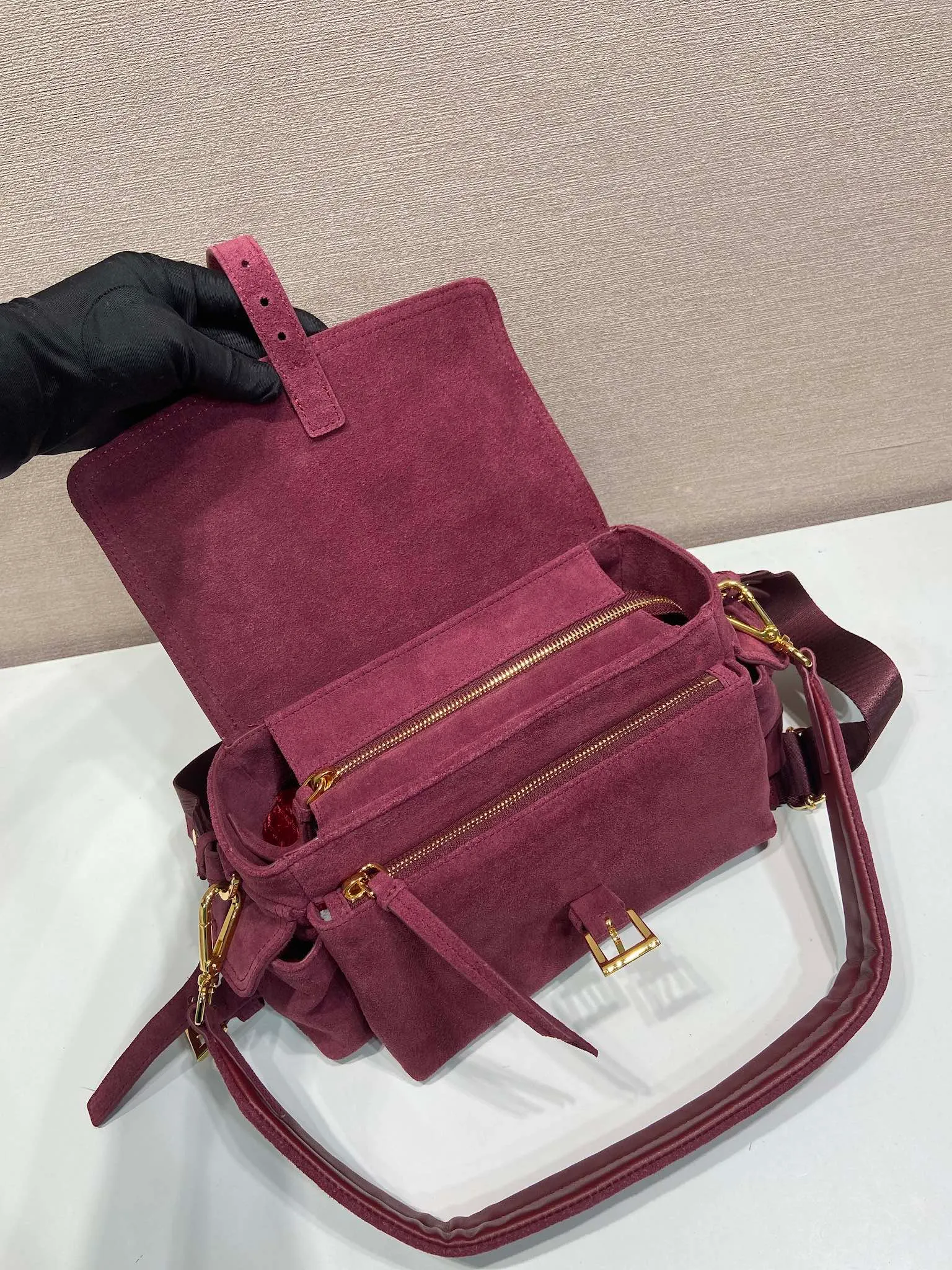 💰1520🎉New messenger bag🎉1BD394 suede leather🎉🎉 This handbag perfectly combines sophistication and functionality. It is made of imported suede leather with a soft outline and multiple pockets. Combining sporty and versatile elements, the lightweight and practical design features an enameled triangle metal logo and leather details. Equipped with 2 detachable shoulder straps, large capacity, perfect, and a popular style that will never go out of style. The large size is suitable for both men and women, so hurry up and get it🎉🎉 Length 30x Height 14x Bottom 10cm🎉🎉🎉💰💰💰