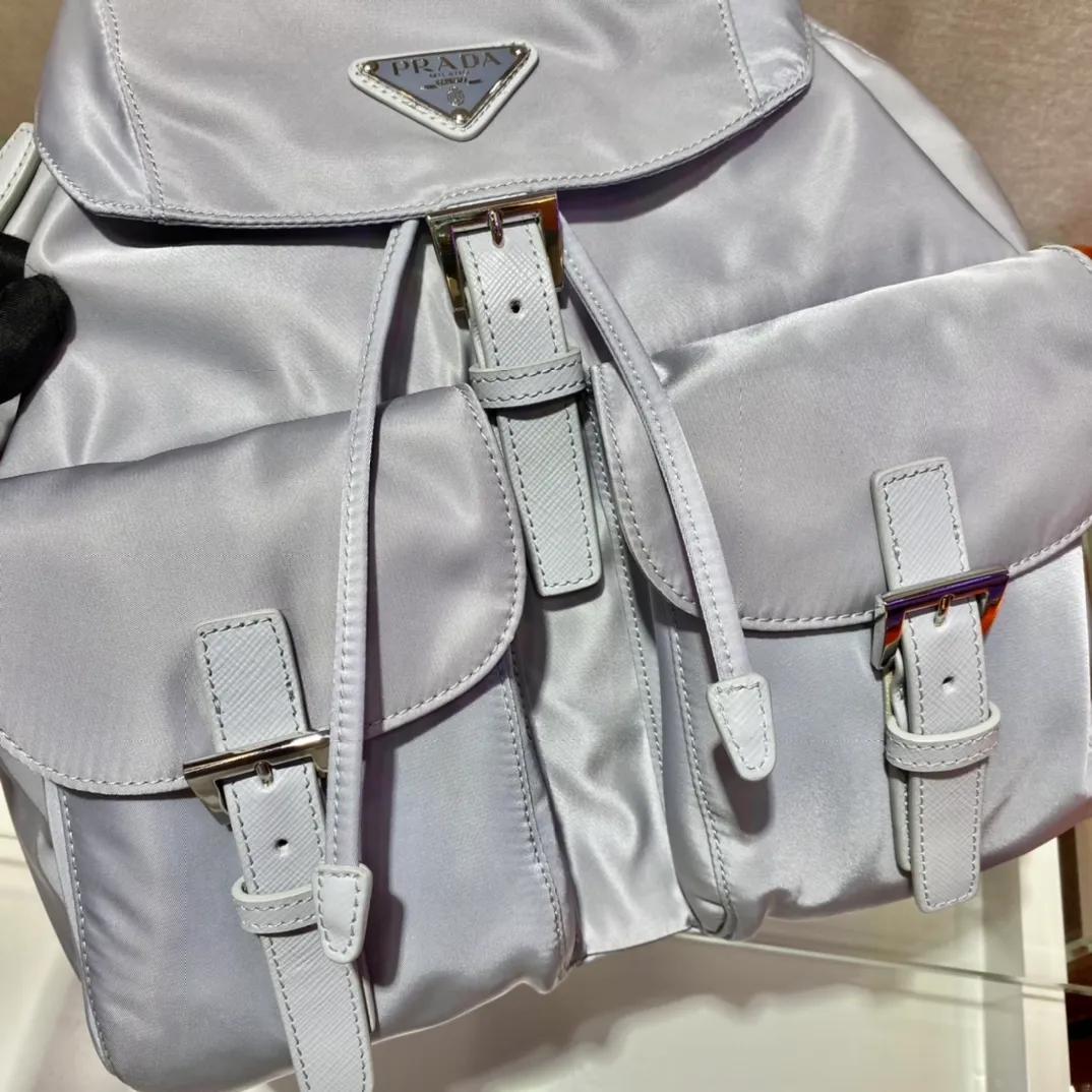 💰1120🎉New Backpack🎉1BZ811👍👍New Color🎉🎉This nylon backpack is trimmed with exquisite Saffiano leather, a blend of multiple materials, and decorated with a triangular logo, highlighting fashionable elegance. It also comes with a detachable small handbag😘😘Light and practical, the upper body effect is super stylish, and it can be matched at will😘😘Fully upgraded nylon fabric👍👍Length 30x Height 32x Bottom 15cm👏👏👏💰💰💰