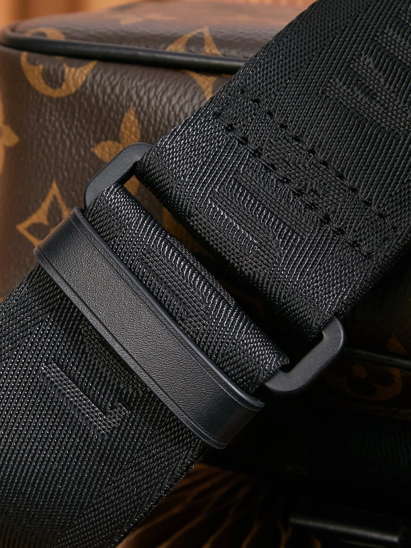 P¥800👉nfc dynamic chip version👈[Top-level inspection-free all-steel hardware] This Quest messenger bag Model: M46973; Size: 18x18x10CM Work details: For reference