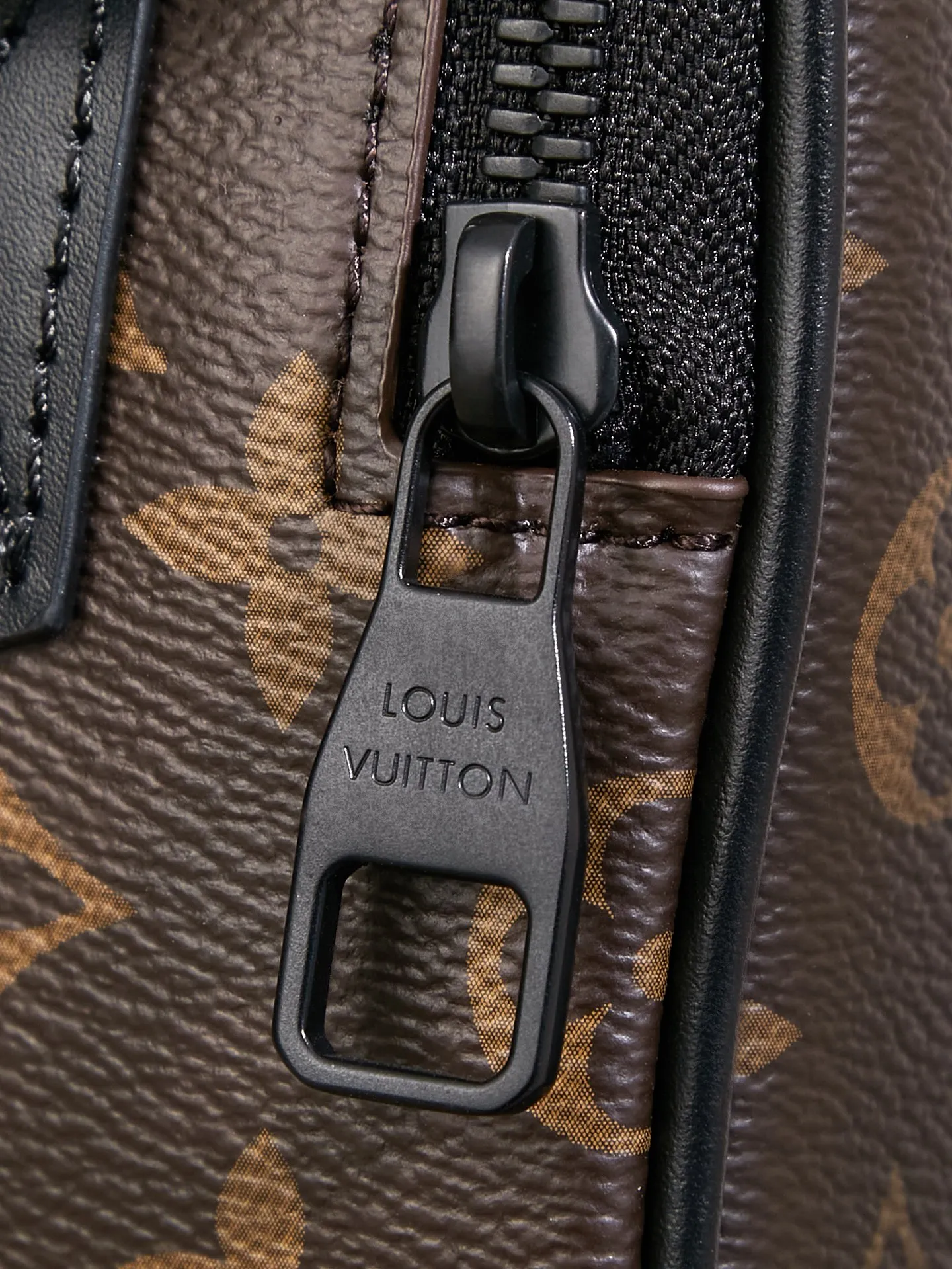 P¥800👉nfc dynamic chip version👈[Top-level inspection-free all-steel hardware] This Quest messenger bag Model: M46973; Size: 18x18x10CM Work details: For reference
