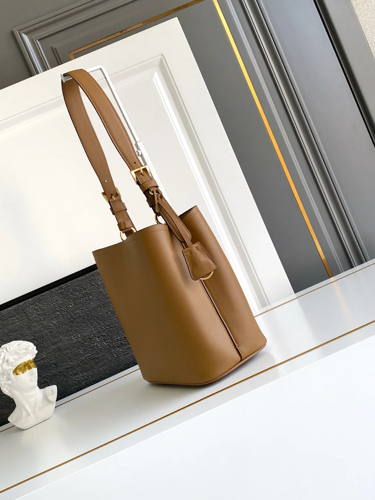 💰1500, new style✨✨ This leather handbag has soft lines and exquisite design, highlighting the classic style and handmade details. Practical and versatile, it features an enameled triangle metal logo for added recognition. Leather handle with 28 cm drop. Detachable keychain. Metal hardware. Enameled triangular metal logo on the front. Magnetic closure. Nappa leather lining with center pocket. Model number: 1BE080. Size: 22.5x21.5x13cm.