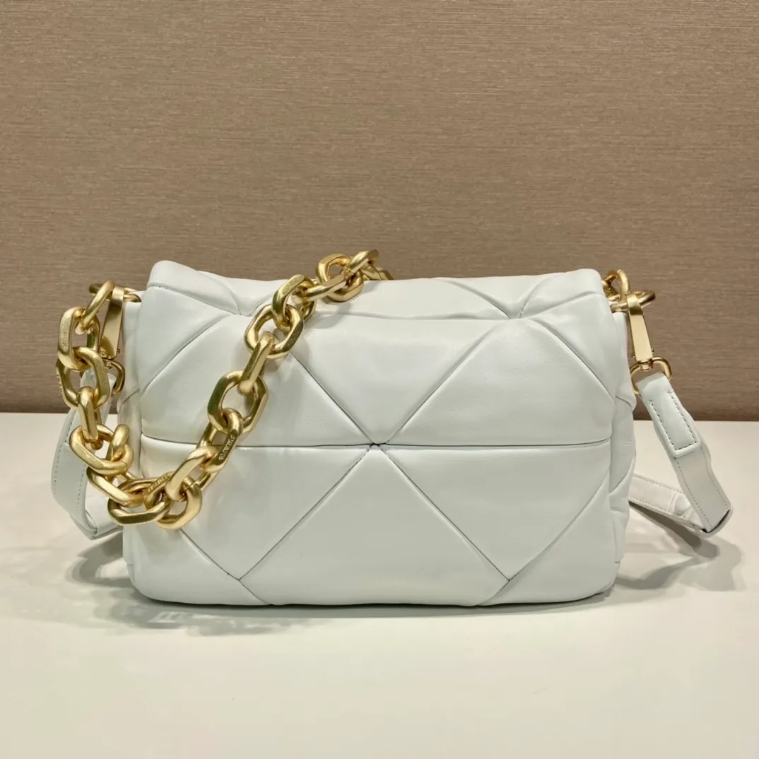 💰1800🎉New style🎉1BD328🎉🎉 This System nappa leather shoulder bag is decorated with a triangular pattern created with gorgeous stitching, highlighting the brand's craftsmanship. The flip cover design, chain handle evokes the association of jewelry/and is detachable. The metal lettering logo on the front is outlined with the iconic triangular stitching, and the brand style is immediately visible. Can be carried by hand/shoulder strap/cross-body, highly functional👍 If you like babies, hurry up and get it🎉🎉 Length 24x Height 15x Bottom 7.5cm🎉🎉🎉👏👏👏
