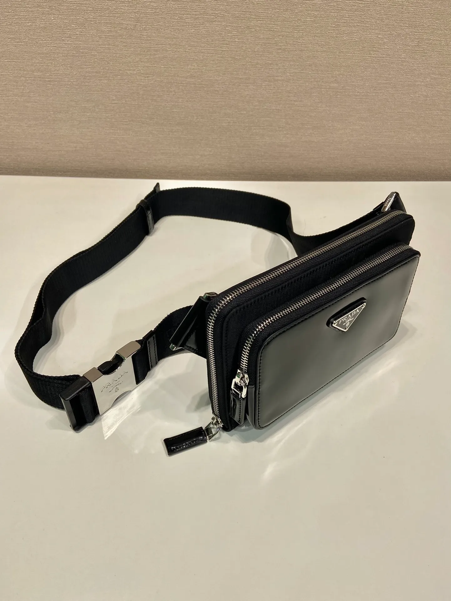 💰1160🎉New waist bag🎉2VH156A🎉 This simple and versatile waist bag/chest bag is made of imported nylon fabric and glossy cowhide, showing modern charm with technological details. Regenerated nylon adjustable shoulder strap with top-grade metal buckle and external zippered pocket, small back pocket and internal card slots. Very functional and the upper body effect is very cool. Another popular style that never goes out of style🎉🎉 Length 21x Height 13x Bottom 2.5cm