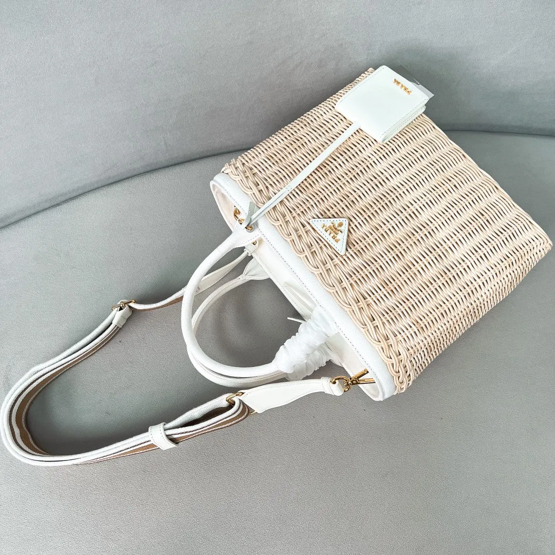 💰1700✨New product launch✨New straw woven vegetable basket 1BG835, great choice for travel and vacation🏖️Handmade with raffia. Light and natural material expresses summer mood. Metal engraved triangle logo on the front. Equipped with exquisite handles and embroidered shoulder straps. Super large capacity and very light weight. It can be carried on the shoulder or shoulder. The new favorite of fashion trendsetters. The perfect details are comparable to brick cabinets. Super 5🌟reviews Size: 26*18*11.5cm