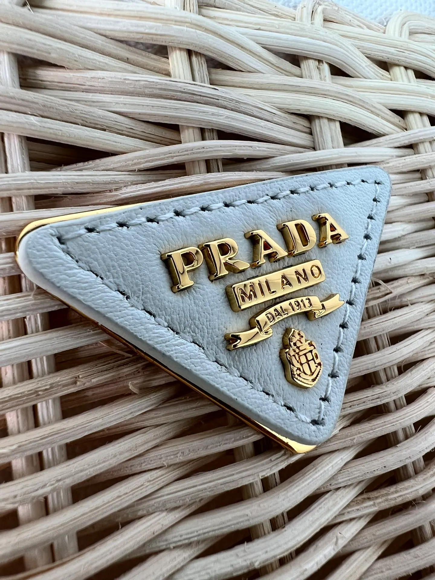 💰1700✨New product launch✨New straw woven vegetable basket 1BG835, great choice for travel and vacation🏖️Handmade with raffia. Light and natural material expresses summer mood. Metal engraved triangle logo on the front. Equipped with exquisite handles and embroidered shoulder straps. Super large capacity and very light weight. It can be carried on the shoulder or shoulder. The new favorite of fashion trendsetters. The perfect details are comparable to brick cabinets. Super 5🌟reviews Size: 26*18*11.5cm