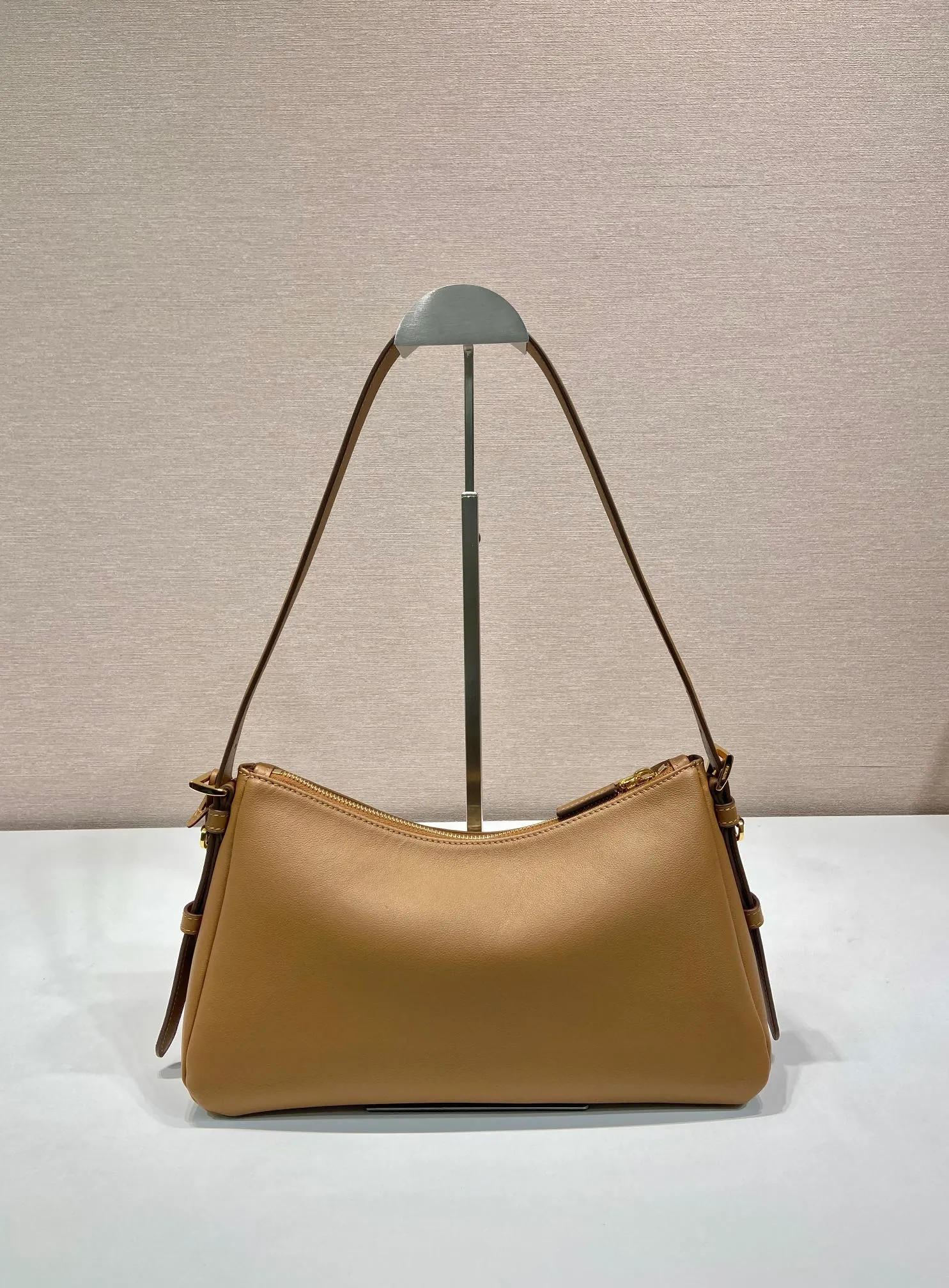 💰1660🎉New Aimee underarm bag🎉1BC229 small🎉🎉 This leather Hobo underarm bag has a simple design and is made of imported calfskin. It has a metal triangular enamel logo on the front and is equipped with a detachable leather shoulder strap. The leather is delicate and soft, practical, lightweight and has a large capacity. 😂😂 High-end and versatile, another fashion hit. Hurry up and get it, it’s so beautiful👏👏 Length 31x Height 18x ​​Bottom 10cm