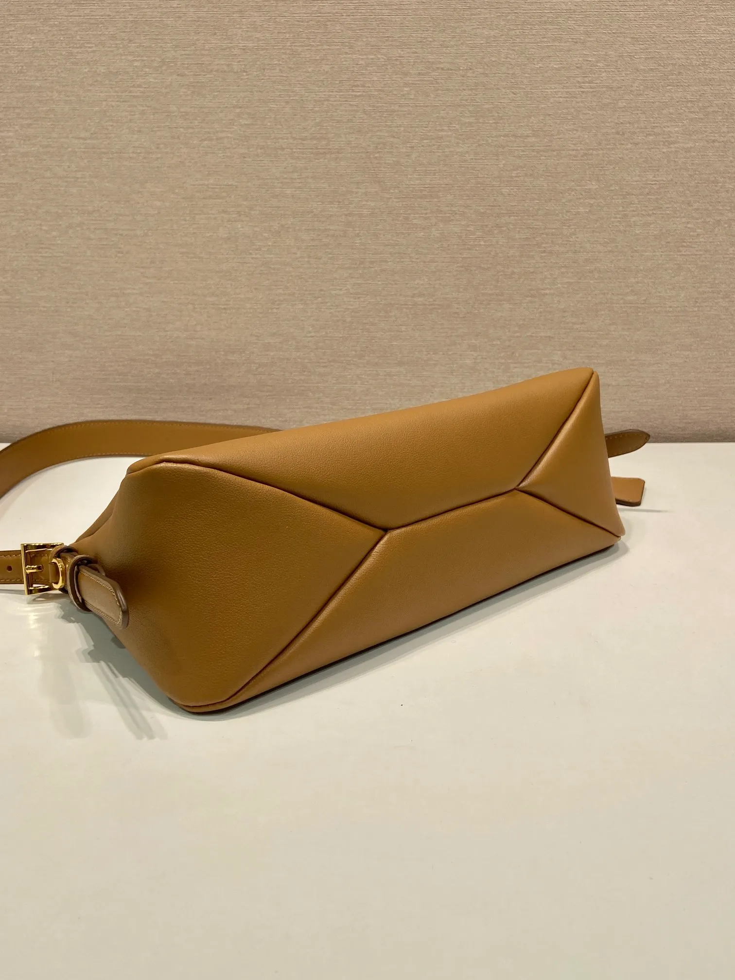 💰1660🎉New Aimee underarm bag🎉1BC229 small🎉🎉 This leather Hobo underarm bag has a simple design and is made of imported calfskin. It has a metal triangular enamel logo on the front and is equipped with a detachable leather shoulder strap. The leather is delicate and soft, practical, lightweight and has a large capacity. 😂😂 High-end and versatile, another fashion hit. Hurry up and get it, it’s so beautiful👏👏 Length 31x Height 18x ​​Bottom 10cm
