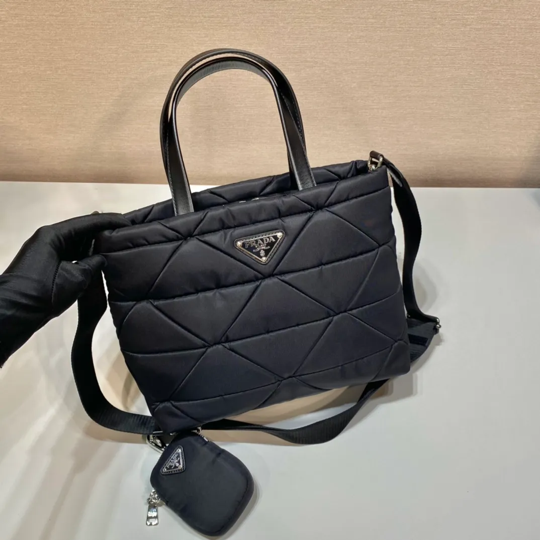 💰1120🎉Tote bag three-in-one🎉1BG380🎉🎉 This System tote bag is equipped with two leather handles. The exquisite patchwork technology creates a triangular pattern, demonstrating the craftsmanship. The detachable woven nylon shoulder strap brings different styles. My favorite is the small bag with shoulder strap😘Lightweight and practical, get it now🎉🎉 Length 25x Height 21.5x Bottom 13cm🎉🎉🎉👏👏👏